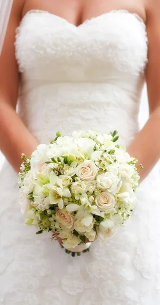 Bride holding white wedding bouquet of roses and love flower — Stock Photo, Image