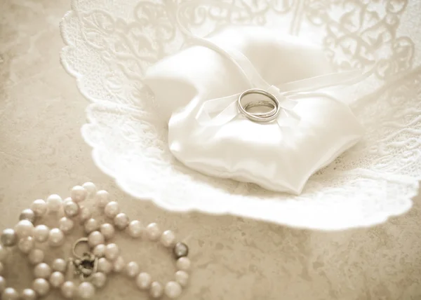 Wedding ring on pillow — Stock Photo, Image
