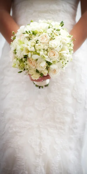 Νύφη κρατώντας λευκό γαμήλιο μπουκέτο με τριαντάφυλλα και λουλούδια αγάπης — Φωτογραφία Αρχείου