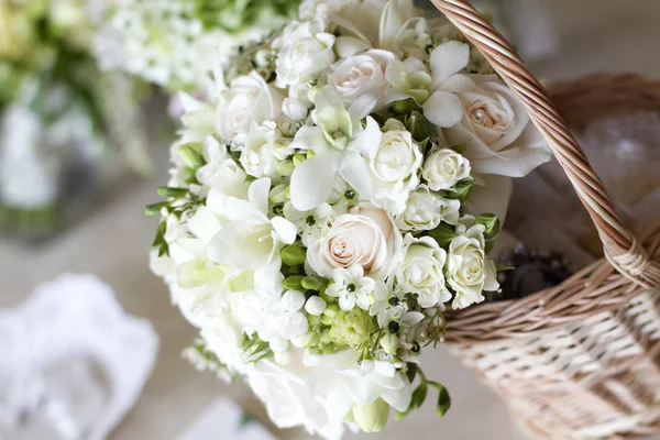 Wedding bouquet in basket — Stock Photo, Image