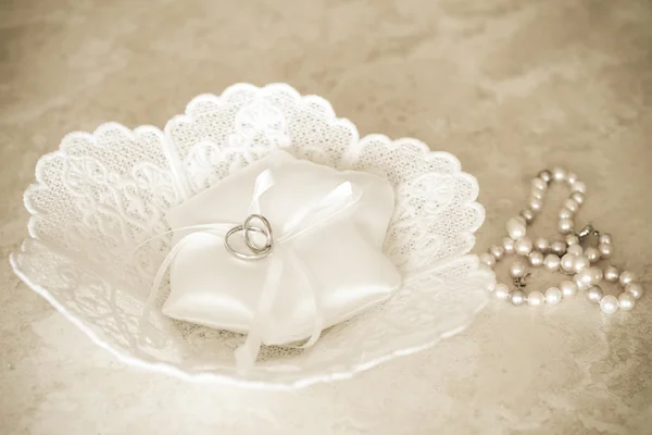 Wedding ring on pillow — Stock Photo, Image