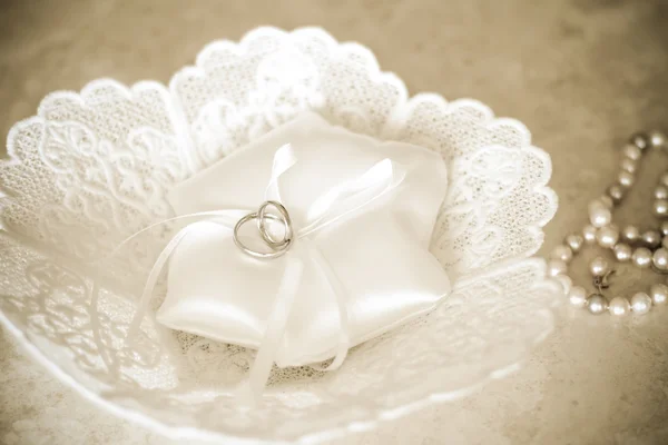 Anel de casamento no travesseiro — Fotografia de Stock