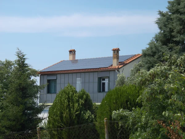 Fotovoltaicos no telhado — Fotografia de Stock