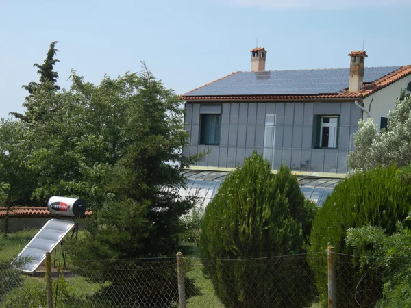 Fotovoltaicos no telhado — Fotografia de Stock