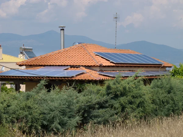 屋顶上的太阳能电池 — 图库照片