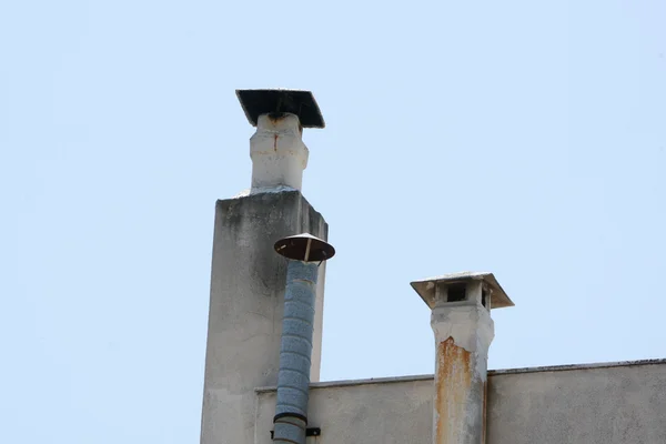 Schoorstenen op een dak — Stockfoto