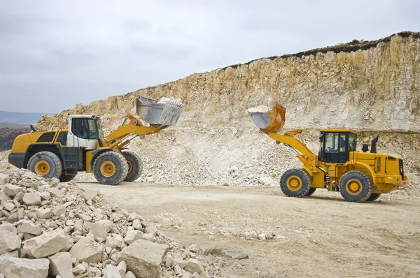 Striden mellan två gigantiska grävmaskiner — Stockfoto