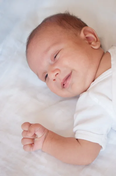 Усміхнений милий маленький хлопчик — стокове фото
