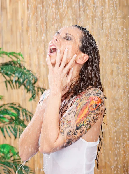 Tatuering kvinnan under dusch — Stockfoto