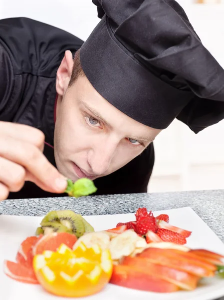Chef-kok versieren heerlijke vrucht plaat — Stockfoto