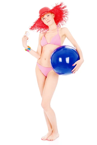 Женщина в бикини с мячом — стоковое фото