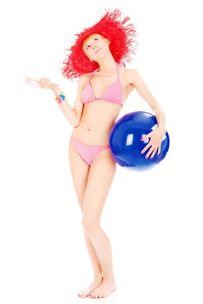 Женщина в бикини с мячом — стоковое фото