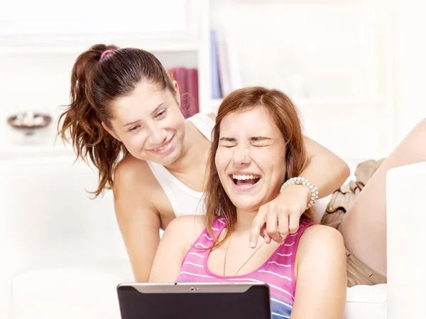 Zwei glückliche Teenager-Mädchen mit Touchpad-Computer — Stockfoto