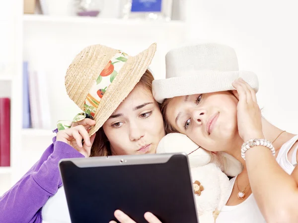 Meninas adolescentes felizes se divertindo usando o computador touchpad — Fotografia de Stock
