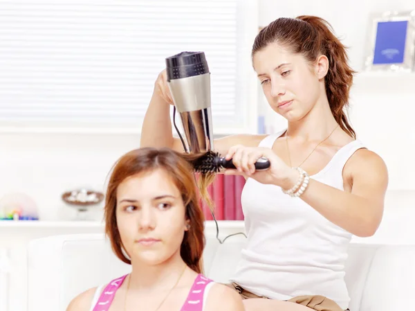 Adolescente menina seca o cabelo para seus amigos — Fotografia de Stock