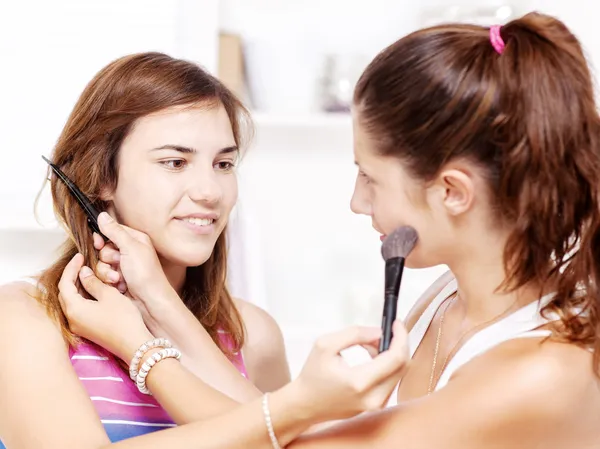 Friends beautify each other — Stock Photo, Image