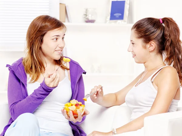 Teenage girls chating and eating fruit salad — Stock Photo, Image