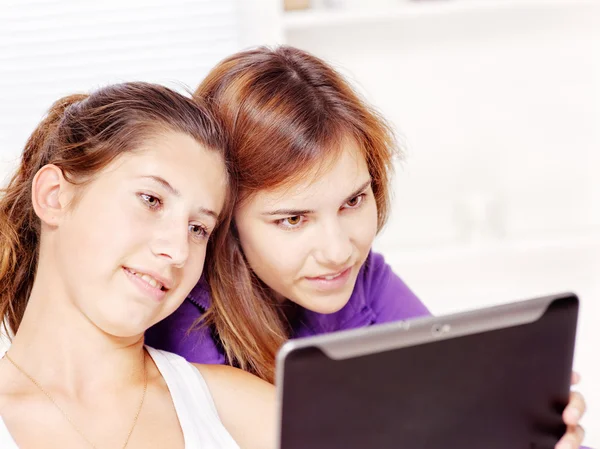 Dwie nastoletnie dziewczyny przy użyciu komputera typu tablet — Zdjęcie stockowe