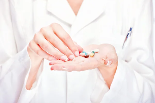 Piller i läkarens händer — Stockfoto