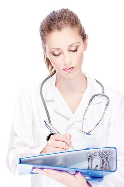 Женщина-врач с бумагами и стетоскопом — стоковое фото