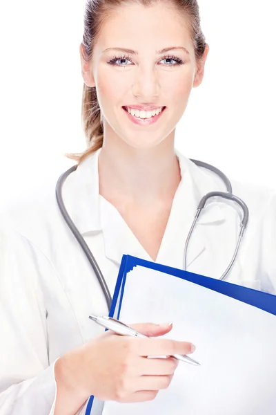 Женщина-врач с бумагами и стетоскопом — стоковое фото