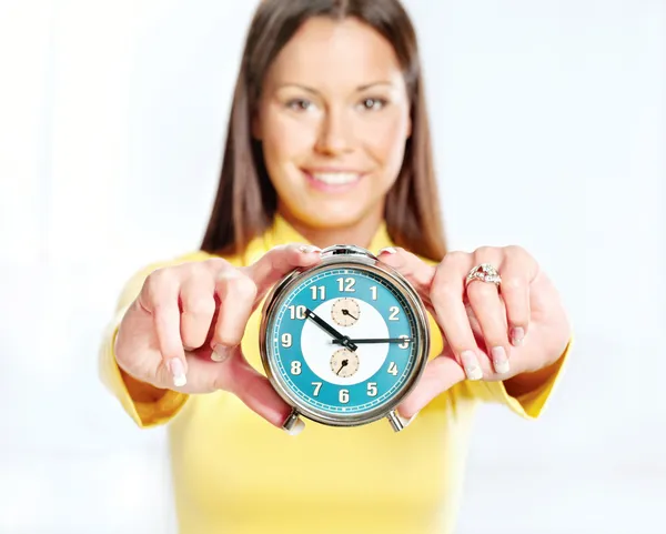 Femeie cu ceas deşteptător — Fotografie, imagine de stoc