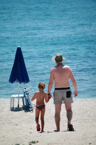 Otec a dítě chodit na pláž — Stock fotografie