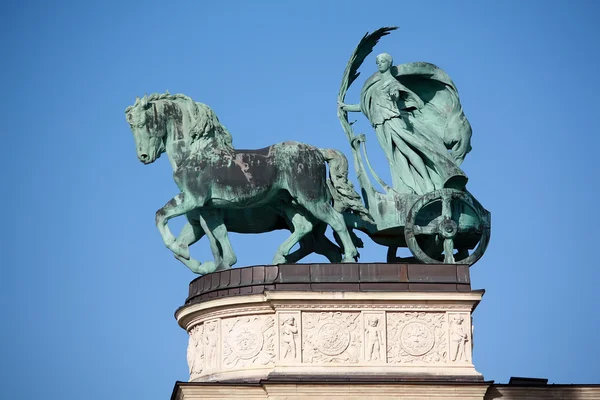 Escultura de la Plaza del Héroe en Budapest — Foto de Stock