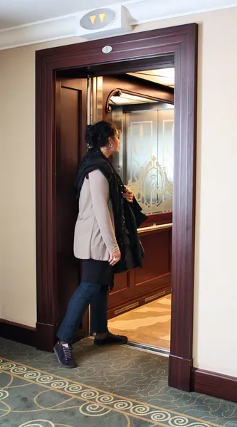 엘리베이터에 있는 여자 — 스톡 사진