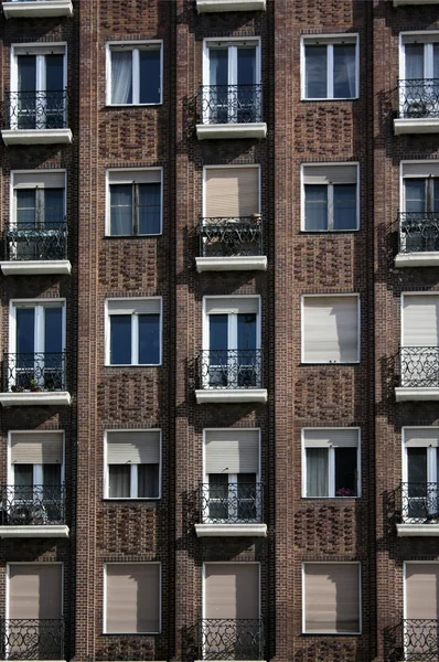 Rakennuksen ikkunat — kuvapankkivalokuva