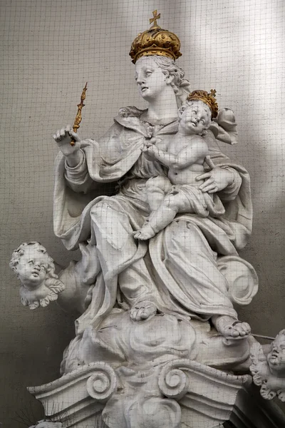 Estatua en la iglesia de San MIchael en Budapest —  Fotos de Stock