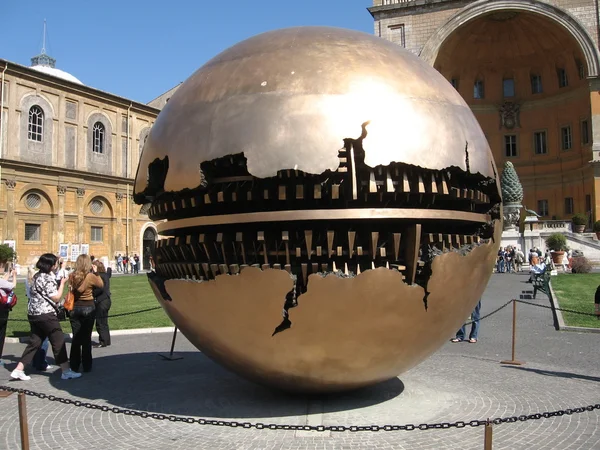 Globe sculptuur in rome — Stok fotoğraf