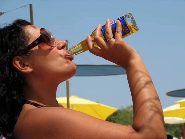 Kobieta pijąca piwo — Zdjęcie stockowe