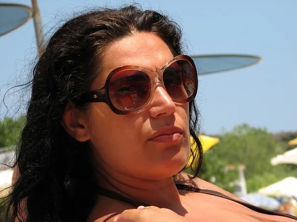 Kobieta w okularach przeciwsłonecznych — Zdjęcie stockowe