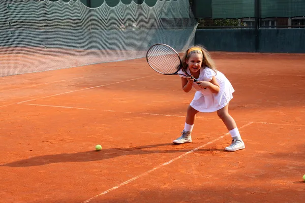 Dívka hraje tenis — Stock fotografie