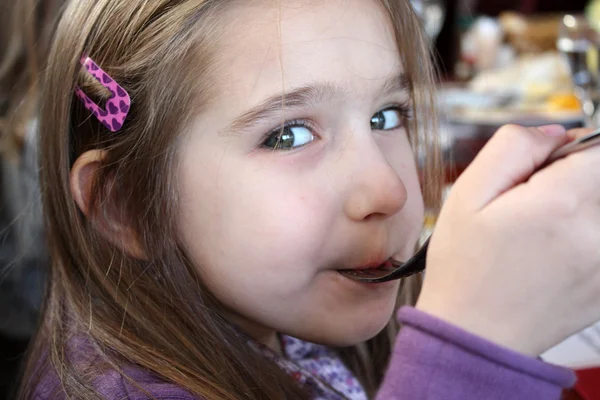女孩用叉子吃 — 图库照片