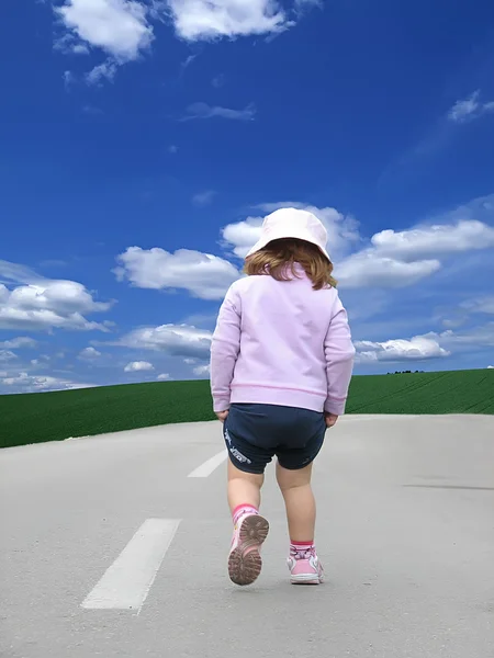 Малыш на дороге — стоковое фото