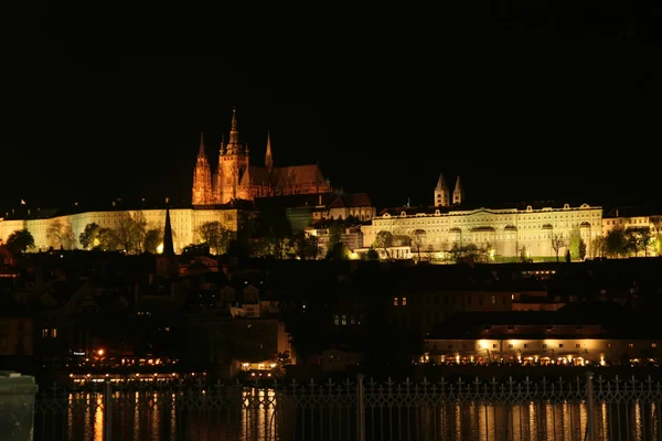 Прага ночью — стоковое фото
