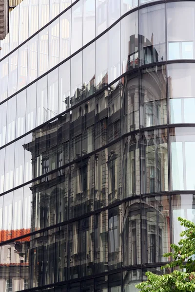 오래 된 건물 반영 — 스톡 사진