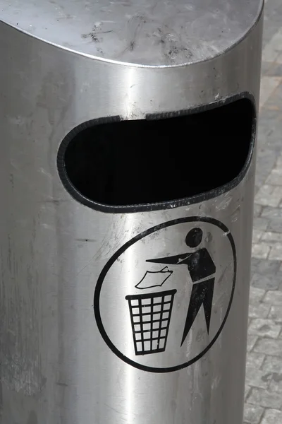 Корзина для мусора — стоковое фото