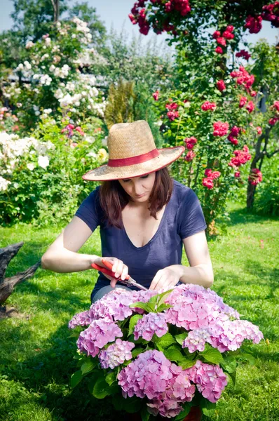 Jonge vrouw tuinieren — Stockfoto