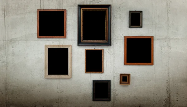 Molduras de madeira na parede de concreto — Fotografia de Stock