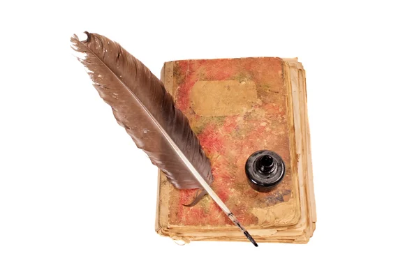 Старая книга, перо и черные чернила — стоковое фото