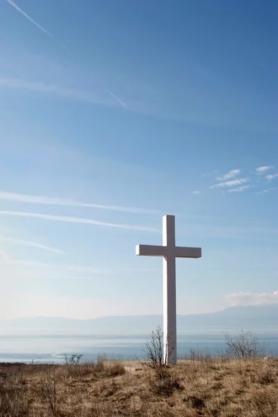 Biały krzyż nad niebieski niebo — Zdjęcie stockowe