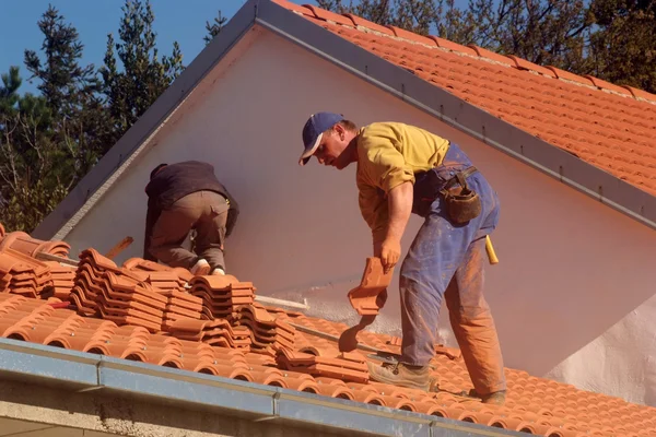盖屋顶的人在工作 — 图库照片