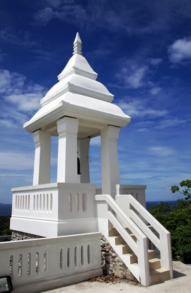 Piccolo tempio bianco a Koh Sichang, Thailandia — Foto Stock