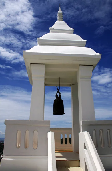 தாய்லாந்தின் கோ ச்சாங்கில் உள்ள சிறிய வெள்ளை கோயில் — ஸ்டாக் புகைப்படம்