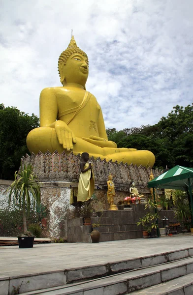 Grande sculpture de Bouddha jaune, Thaïlande — Photo