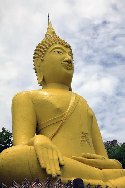 Большая жёлтая скульптура Будды, Таиланд — стоковое фото