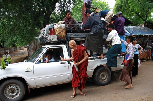 Overbelaste pick-up in bagan, myanmar — Stockfoto